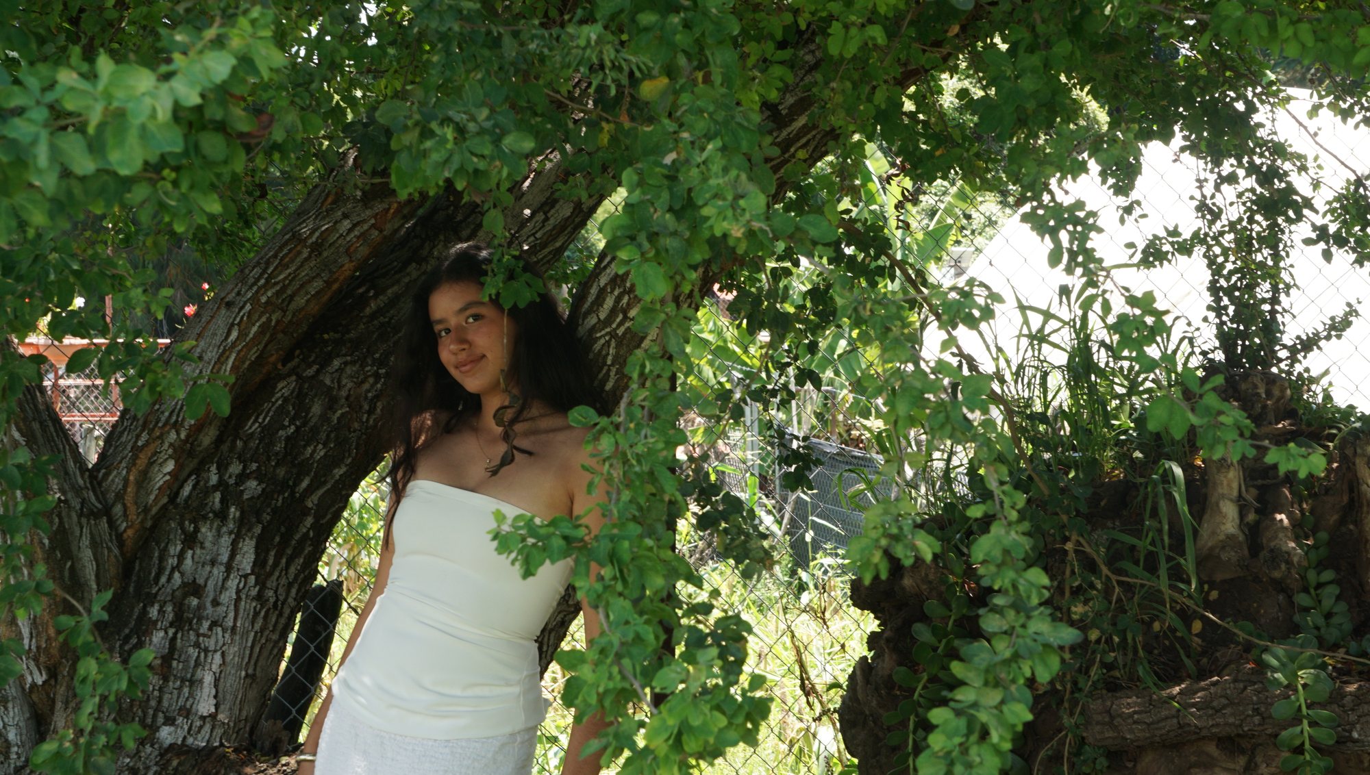 Mariana bajo la sombra de un árbol