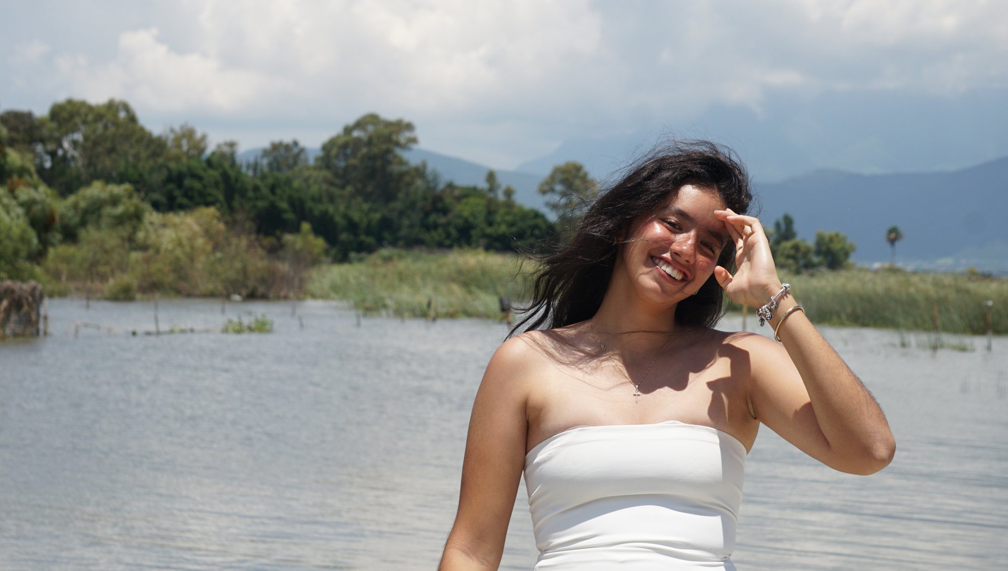 Mariana sonriendo frente al lago