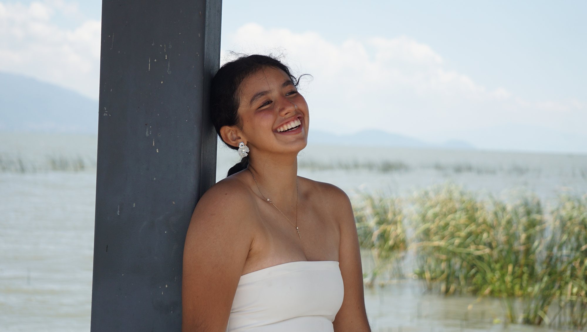Mariana sonriendo junto al lago