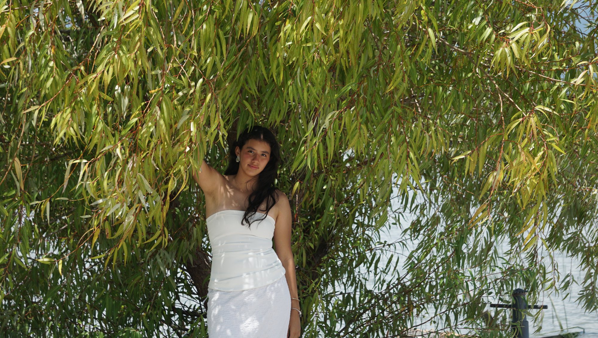 Mariana frente al lago